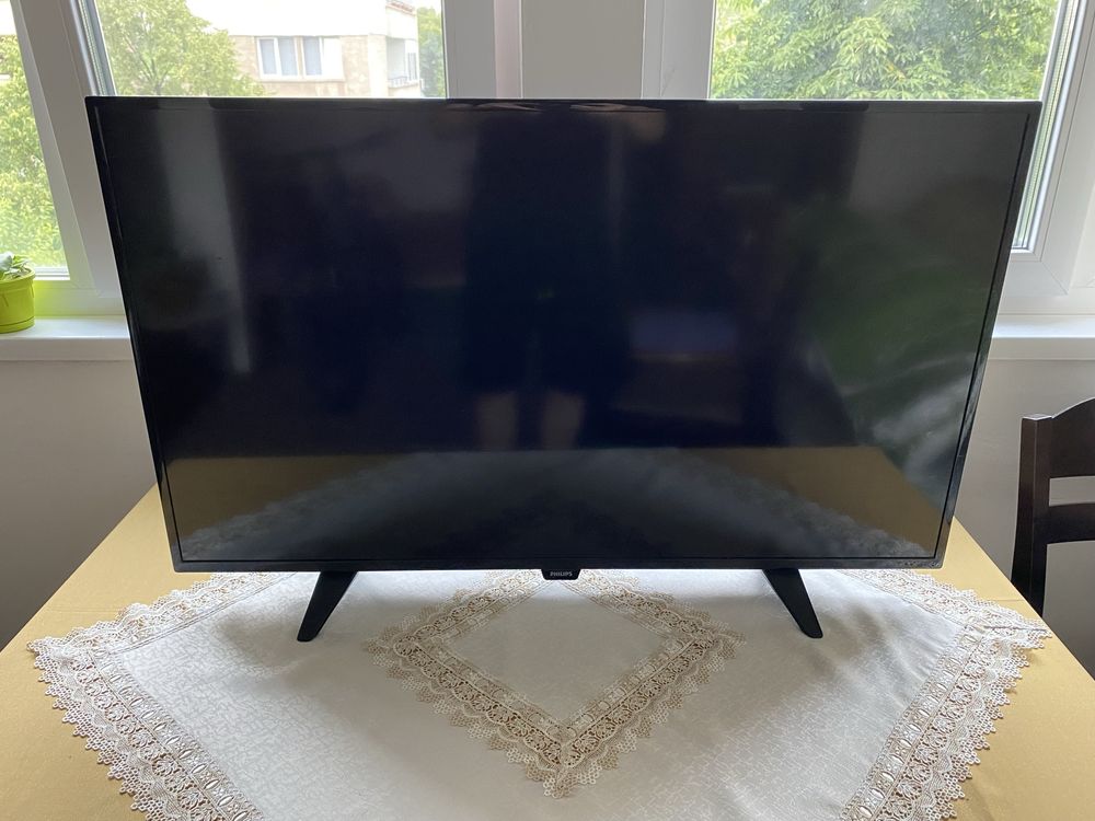 Телевизор Philips 40’ с частична повреда на екрана