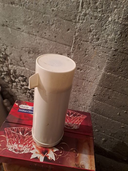 Термуси различни от които единият професионален.