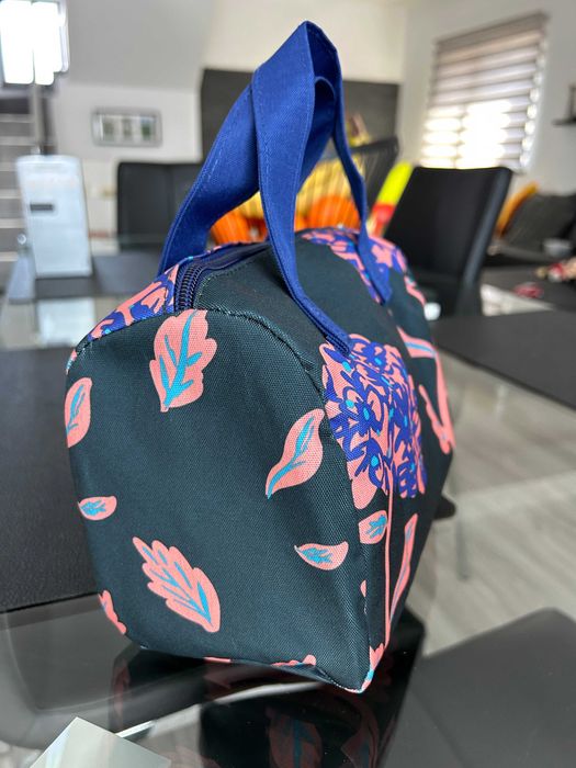 Geanta/trusa/portfard Yves Rocher, albastru cu flori, NOUA