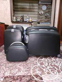 Набор чемоданов на колесиках