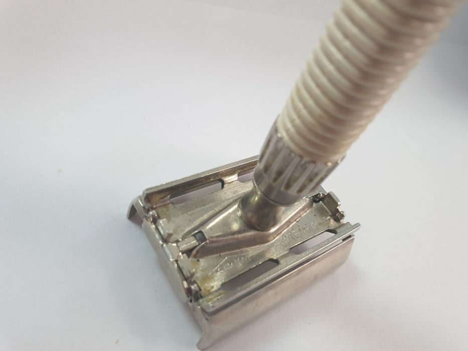 Aparat ras Gillette vintage made in England metal si maner plastic alb