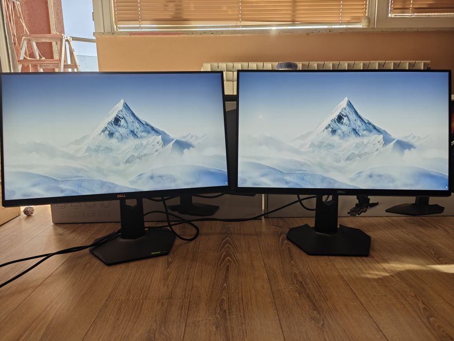 Два монитора Dell S2721 QHD 144Hz и стойка за бюро.
