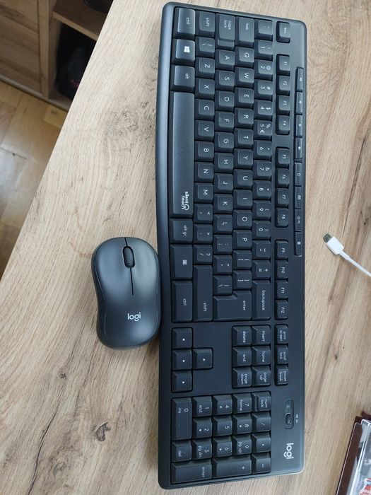 Vând pc+ monitor+tastatura +camera+ mouse+adaptor wi-fi