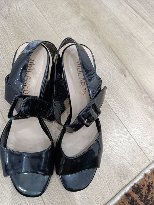 Босоножки лакированые