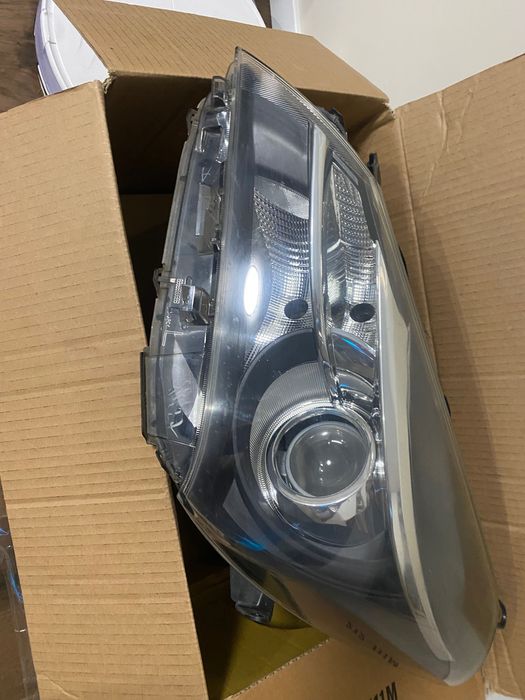 Оригинален Ляв фар Toyota Yaris - Много добро състояние