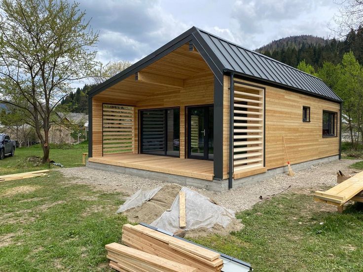 Case modulare pe structură metalică rezistentă și invelite cu panou sa