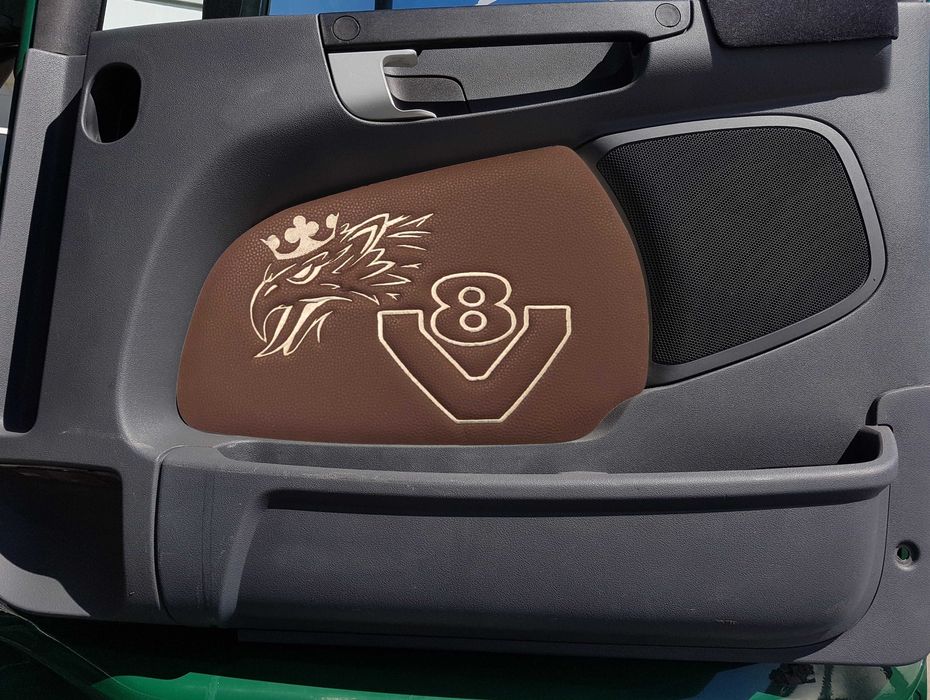 Кожени кори за врати V8 СКАНИЯ R/P/G с бродирано лого различни цветове