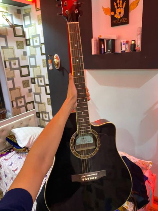 41 razmerli sher gitara sotiladi