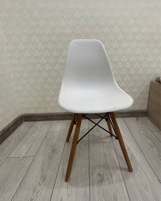 Шкаф, стулья, межкомнатные двери, компьютерный стол