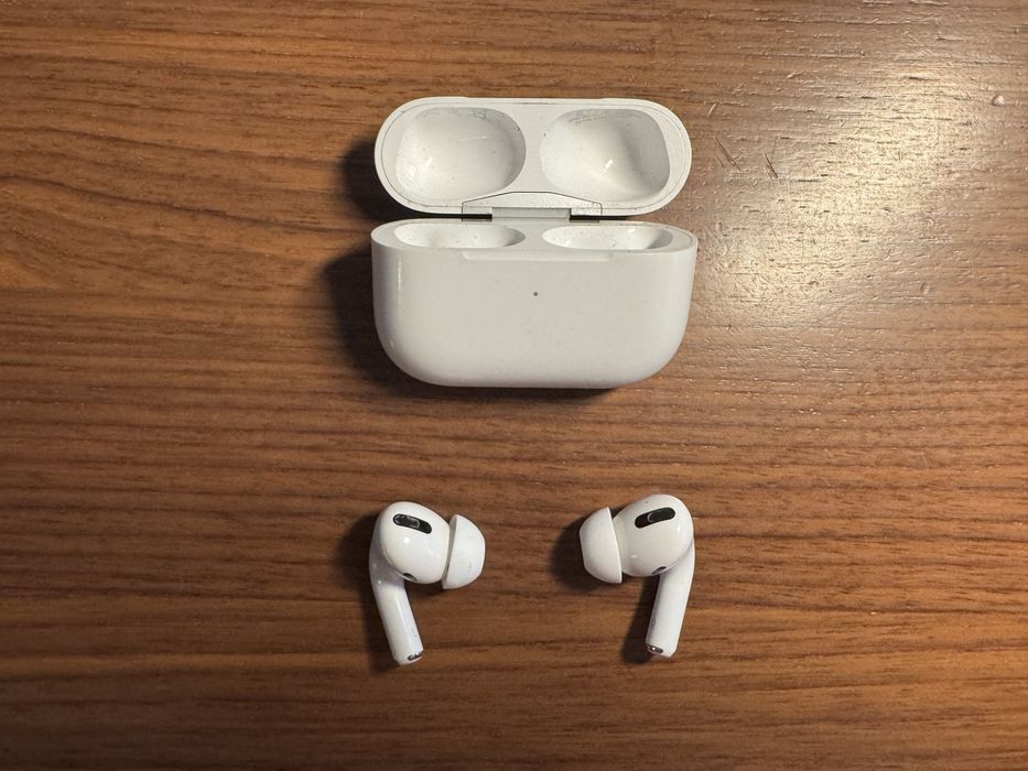 AirPods Pro cu MagSafe Charging Case