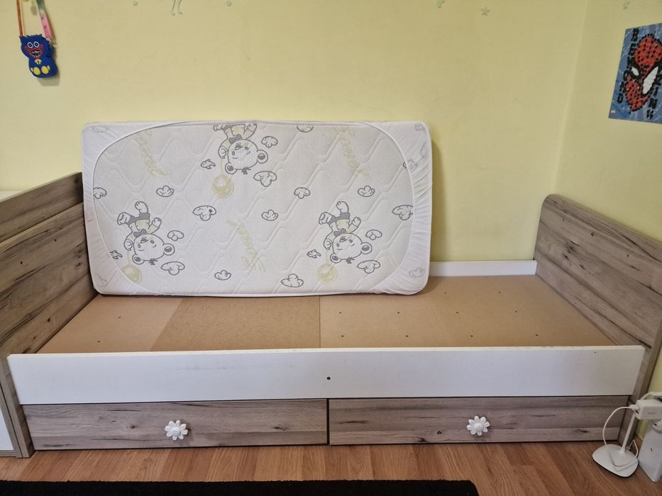 Комбинирано детско легло люлка с пет чекмеджета скрин и бебешки матрак