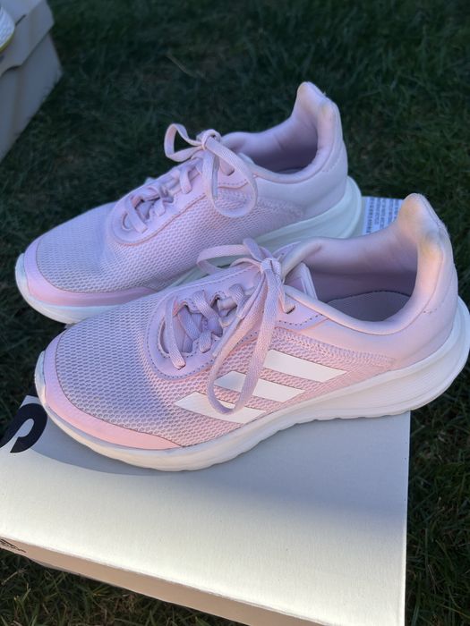 Маратонки Adidas и Asics