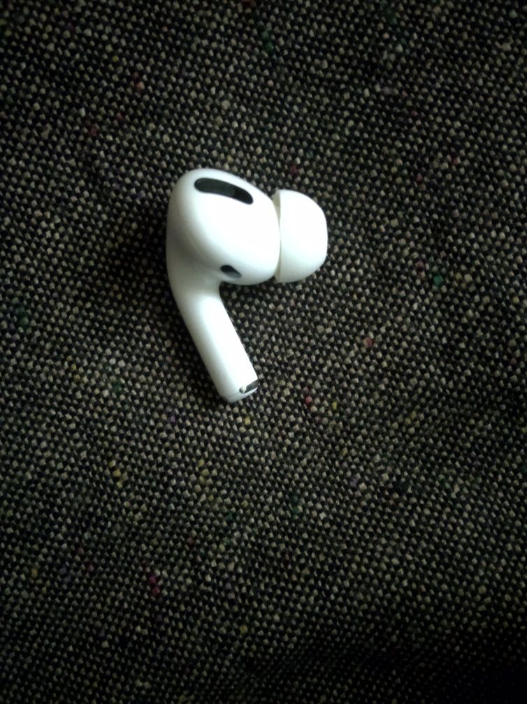 Продам наушник Airpods pro  левый