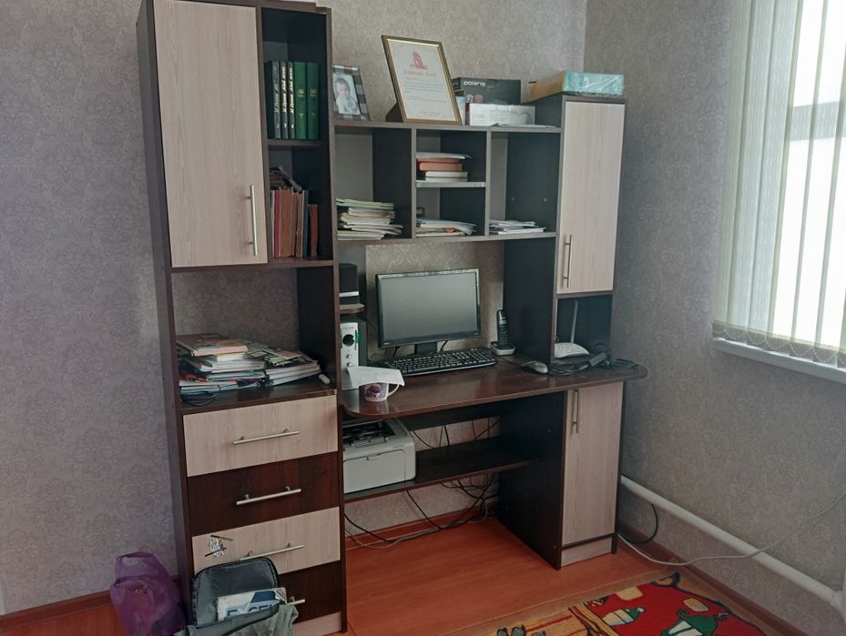 Компьютерный стол со стеллажом и полками
Продаю удобный компьютерный с
