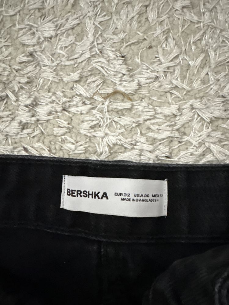 къса черна пола от bershka