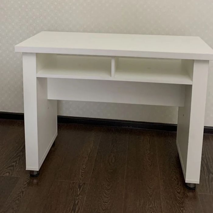 Продается стол для маникюра в отличном состоянии в количестве 2 шт.