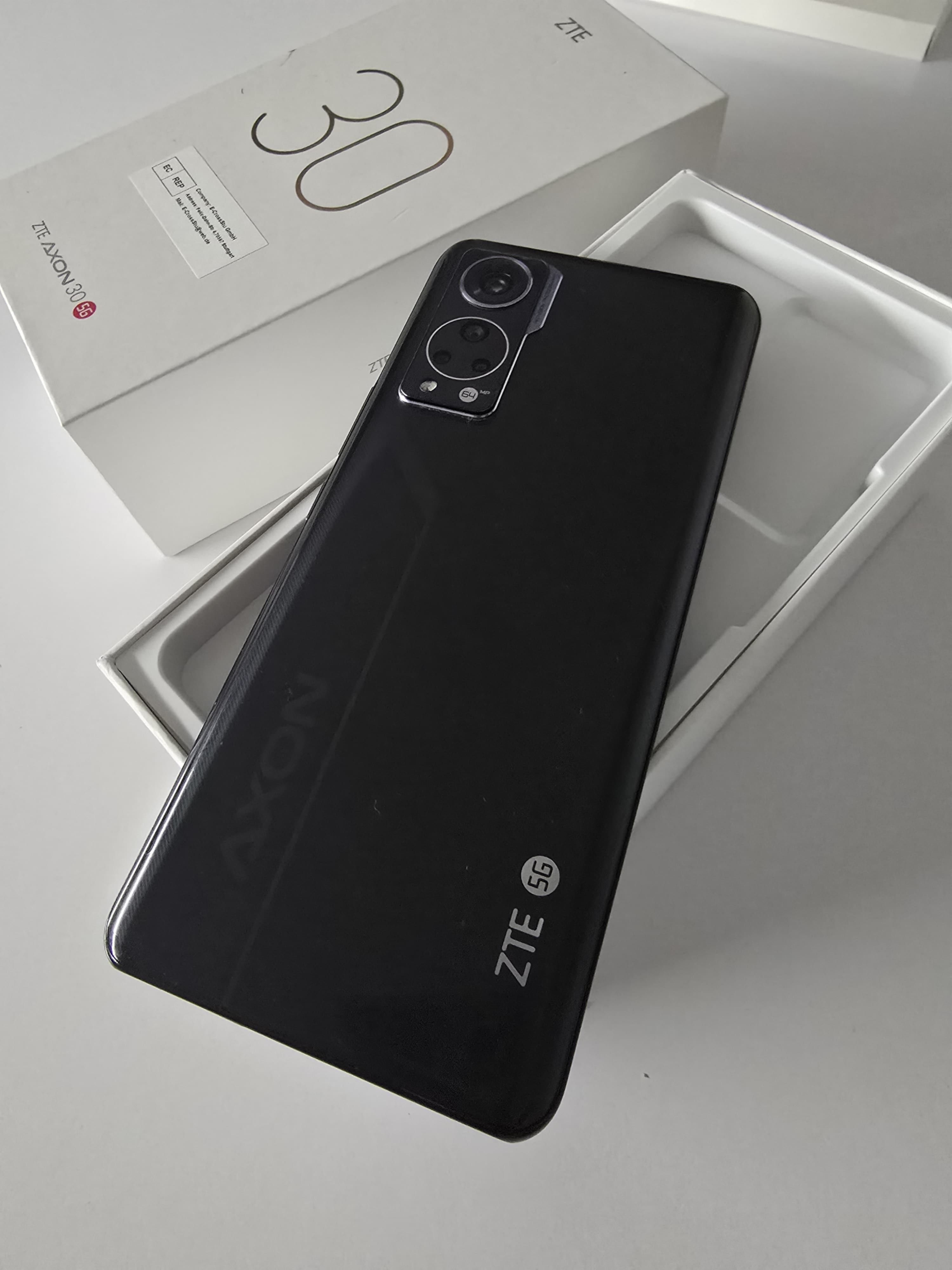 ZTE AXON 30 5G, 128GB, 8GB RAM, 120 hz 6.9 inch amoled