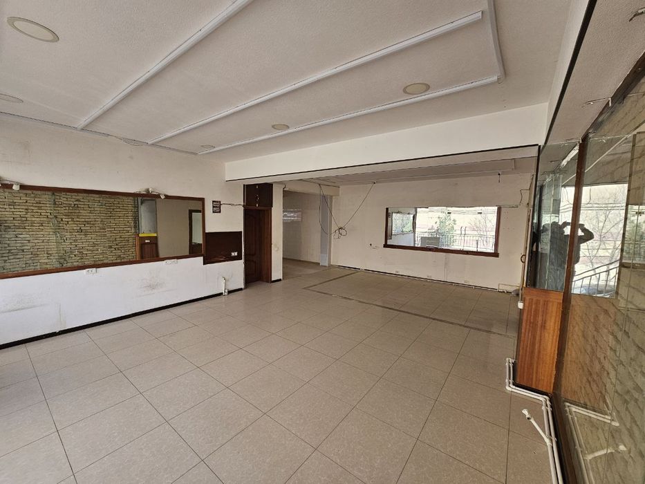 Katta ofisga,magazinga ,oquv markaziga tugri keladigan joy sotiladi, 2