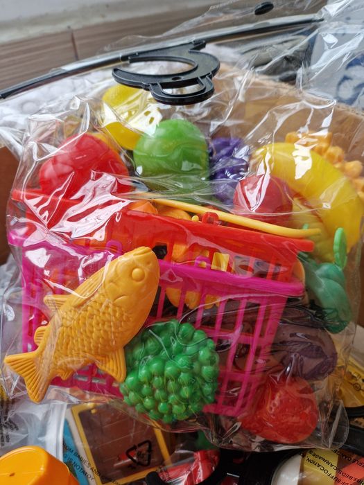 Vând o cutie jucării 2-5 ani  ce conține lego dulpo, fructe și legume