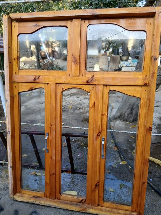 Eshik va romlar yog'ochdan