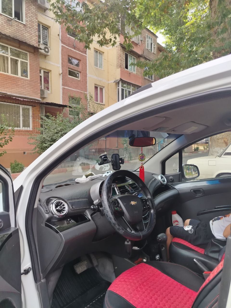 Продается белый SPARK 2011 автомат каробка