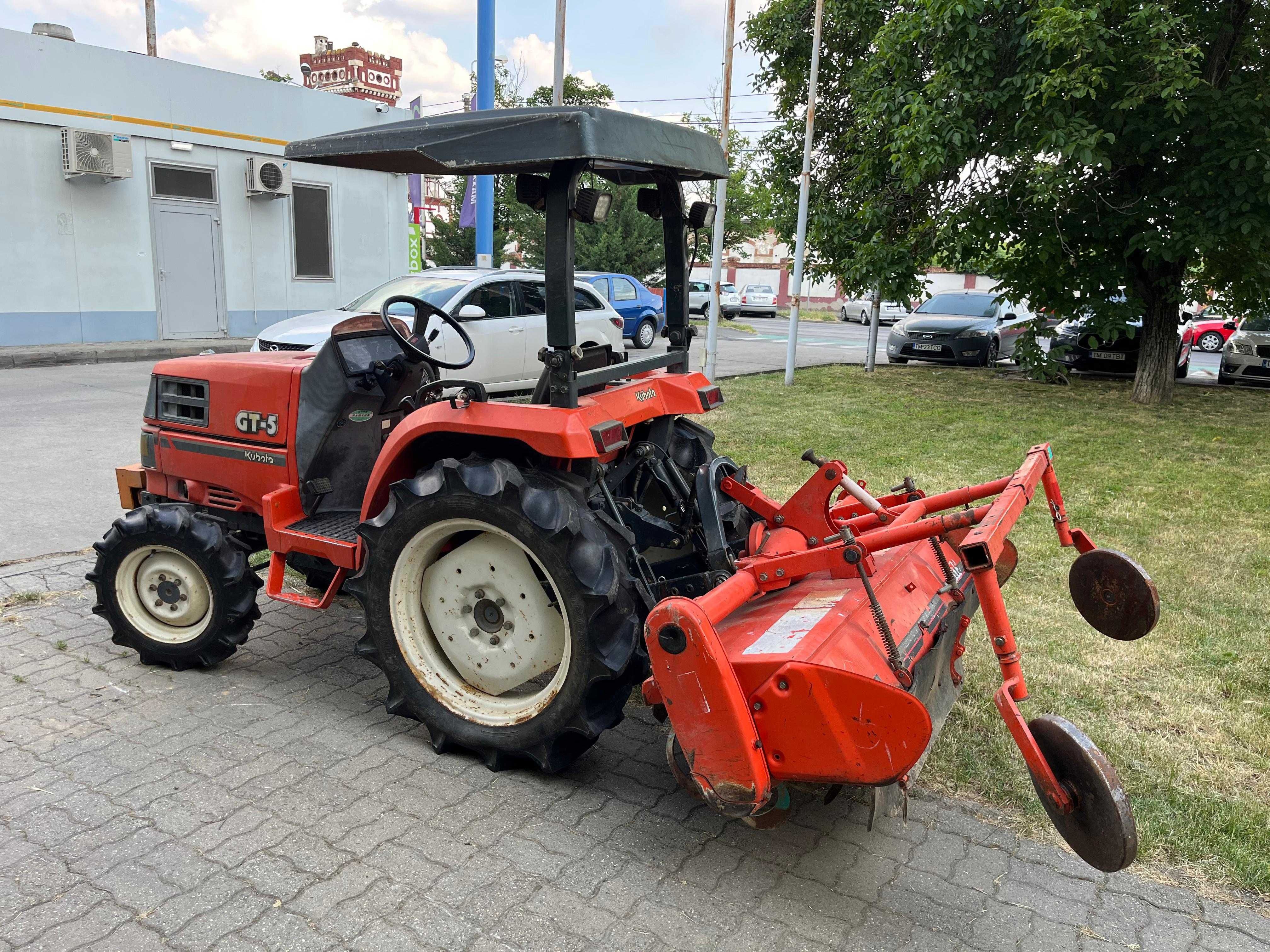 Tractor 4x4 Kubota GT5 cu freza