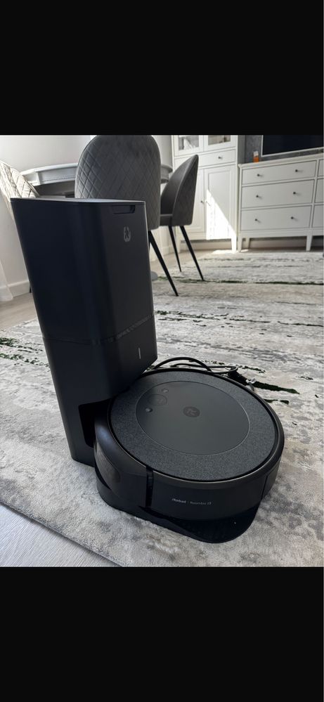 Se vinde aspirator robot Roomba i3