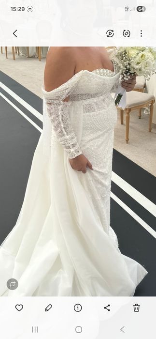 Vand rochie de mireasa cu trena detasabila lucrata manual pe corset