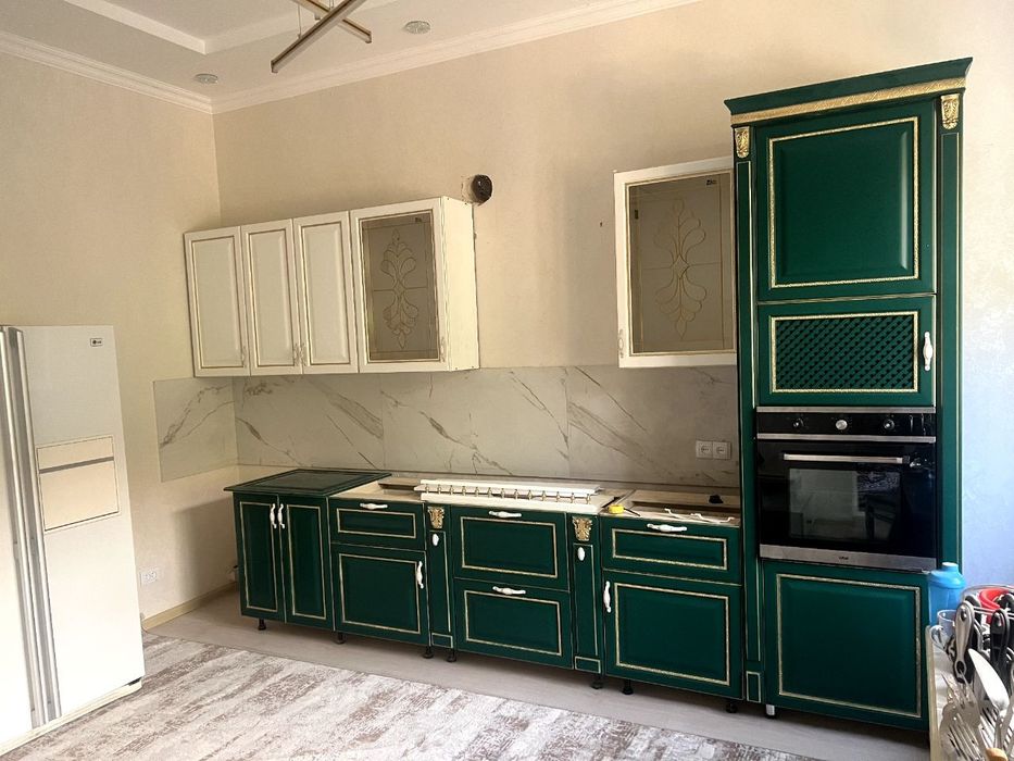 Срочно продаю Классический (МДФ) крашенный кухонный мебель