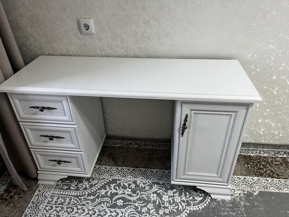 Набор спальной гарнитуры белого цвета