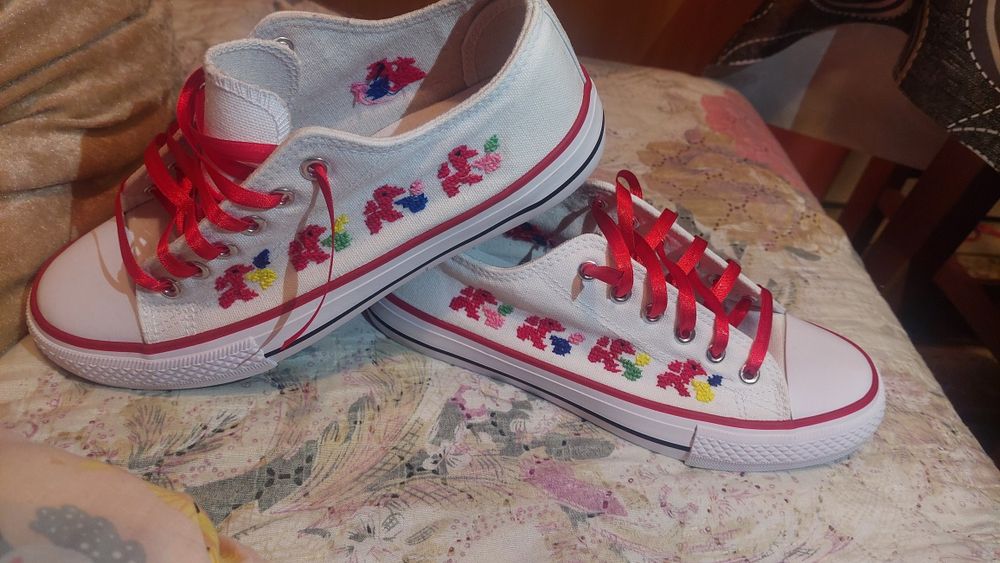 Дамски кецове с ръчно бродирана шевица