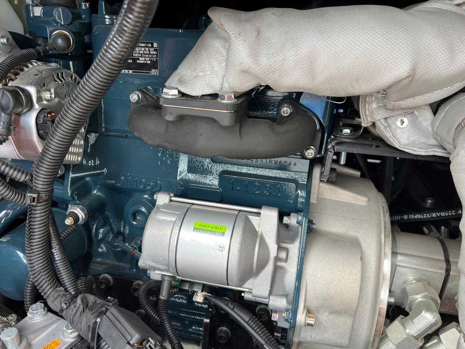 Miniexcavator Qilu – 2,5 T , motor Kubota 25 Hp + 3 cupe (Nou) + Video