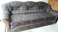 Canapea extensibila realizată pe structură din lemn de fag.