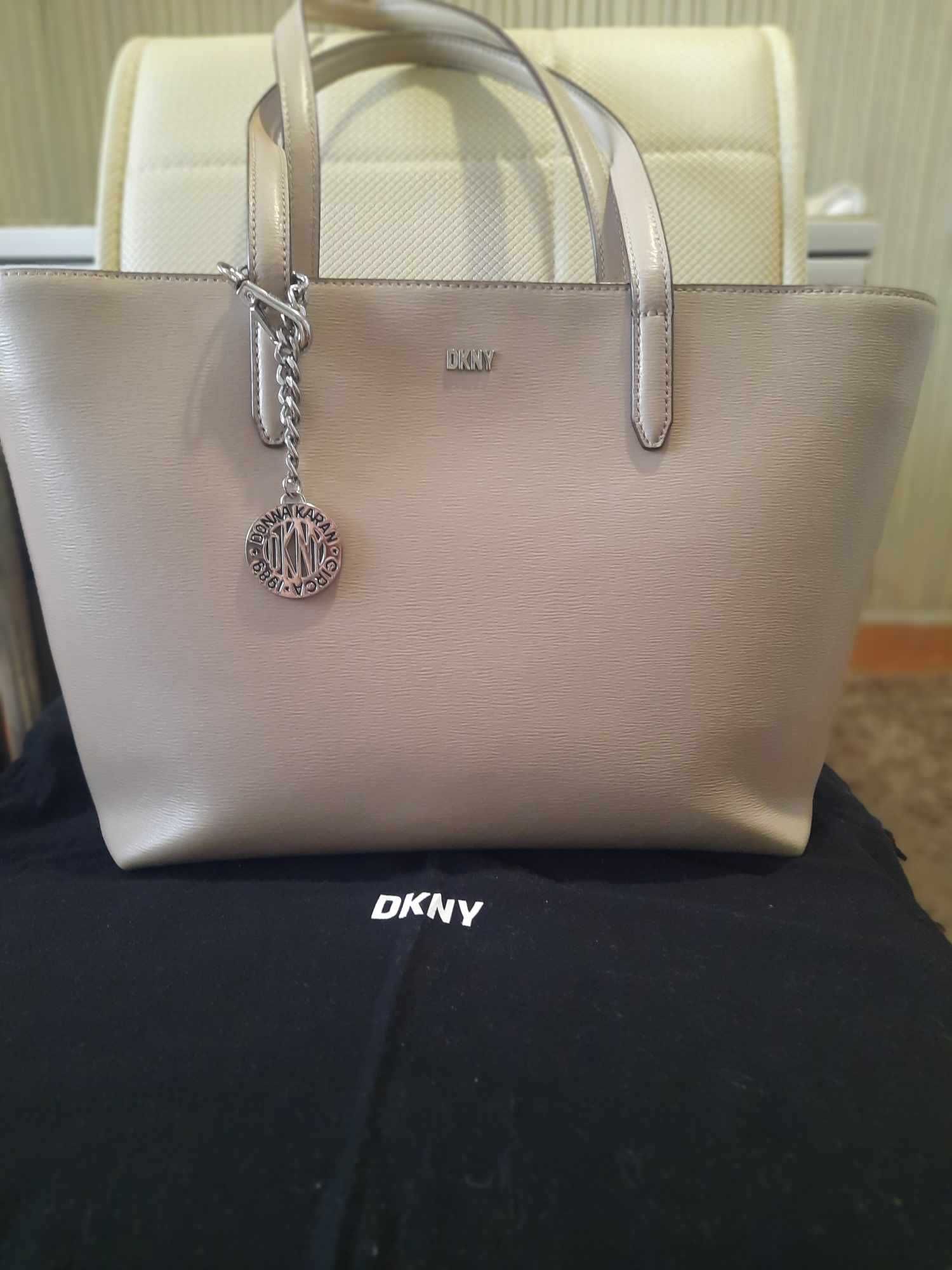 Продавам Оригинална дамска чанта DONNA KAREN,  цената е 120,00 лв