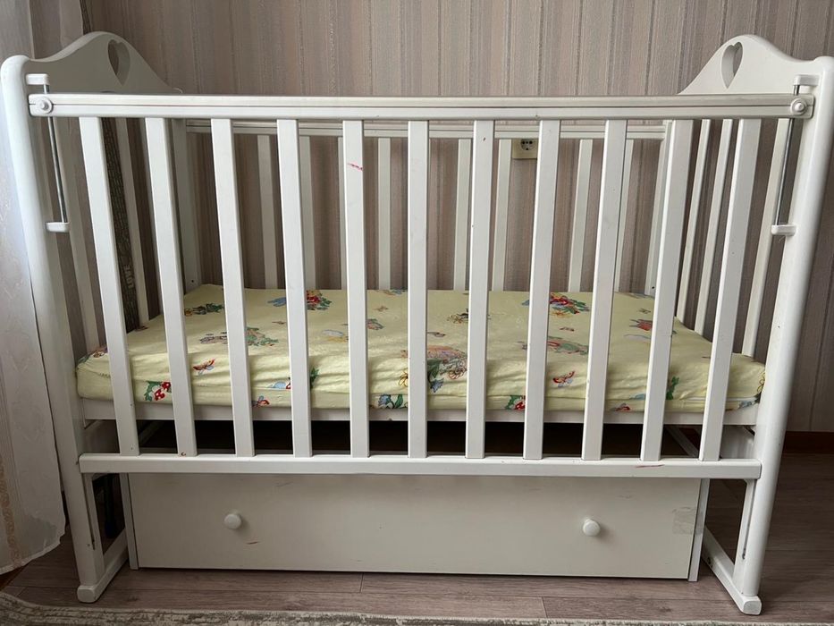 Продам детскую кроватку маятник