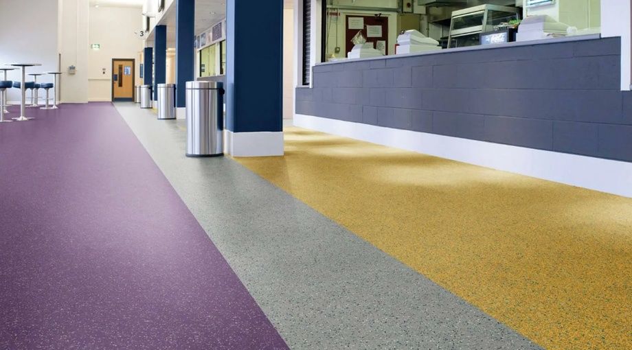 Укладка спортивного и коммерческого линолеума с заводом на стену