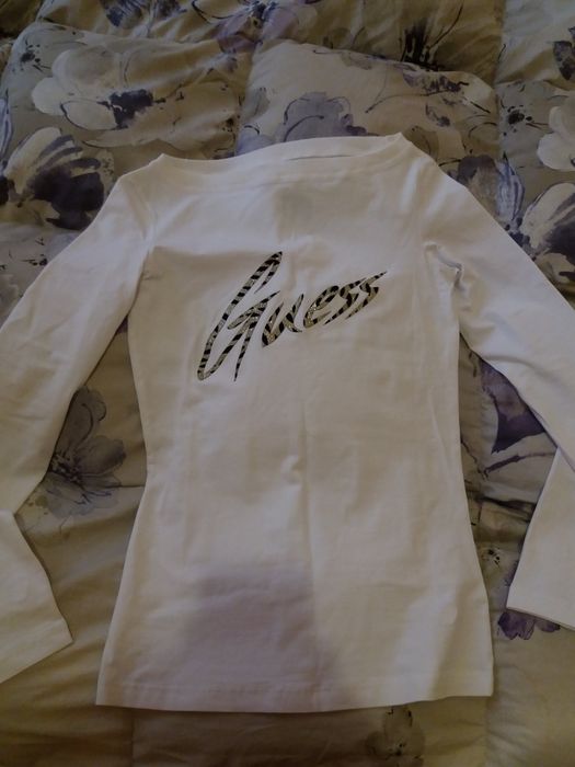 Блузка Guess и тениска Love Moschino Eлек Moncler