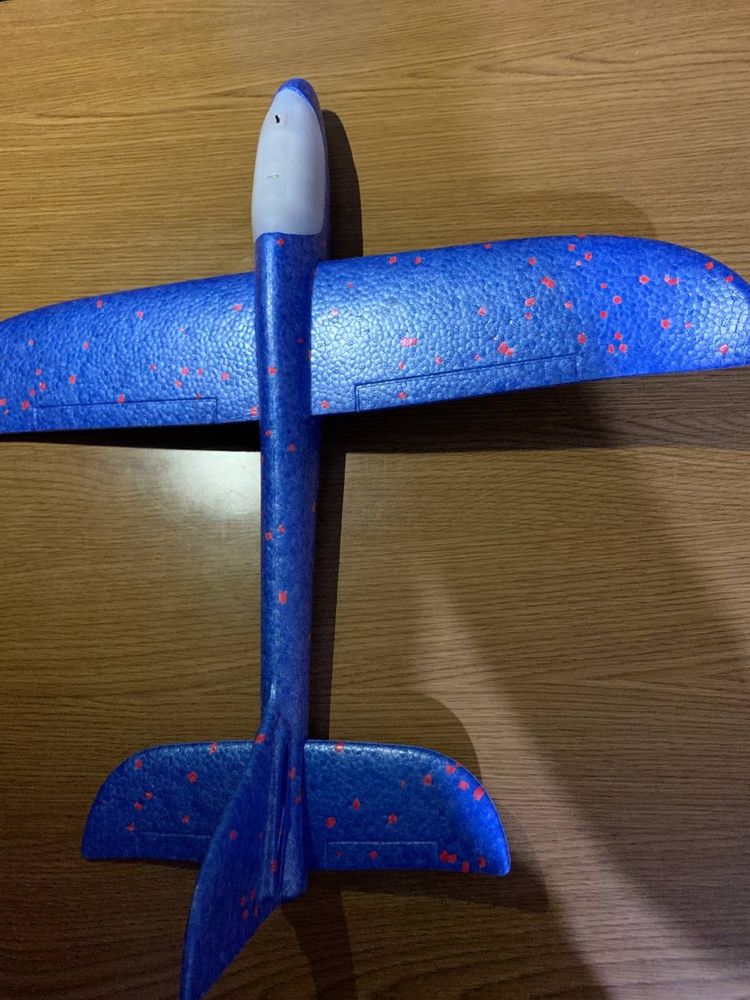 Детский игрушечный самолетик