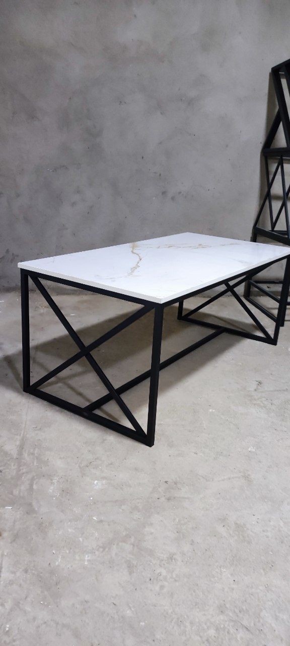 Jurnalniy stol loft