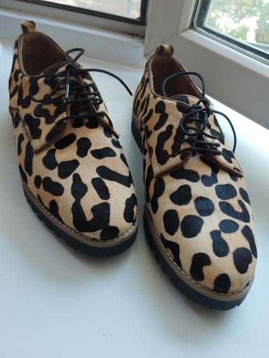 Обувь подходит для средних и  более широких стоп.