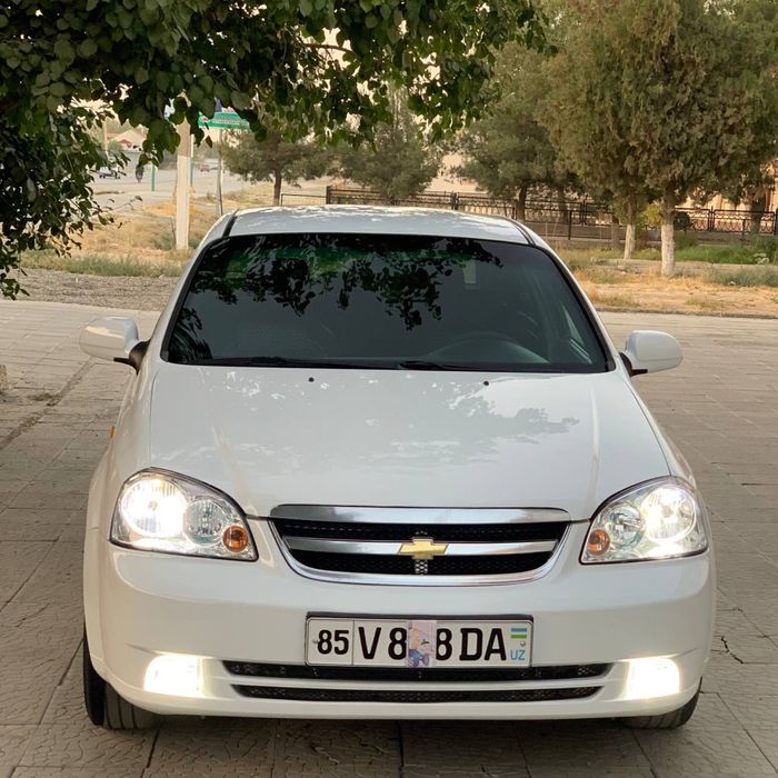 Lasetti 1.8 sotiladi