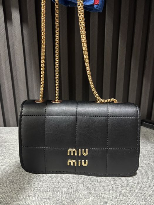 Черна дамска чанта на miu miu