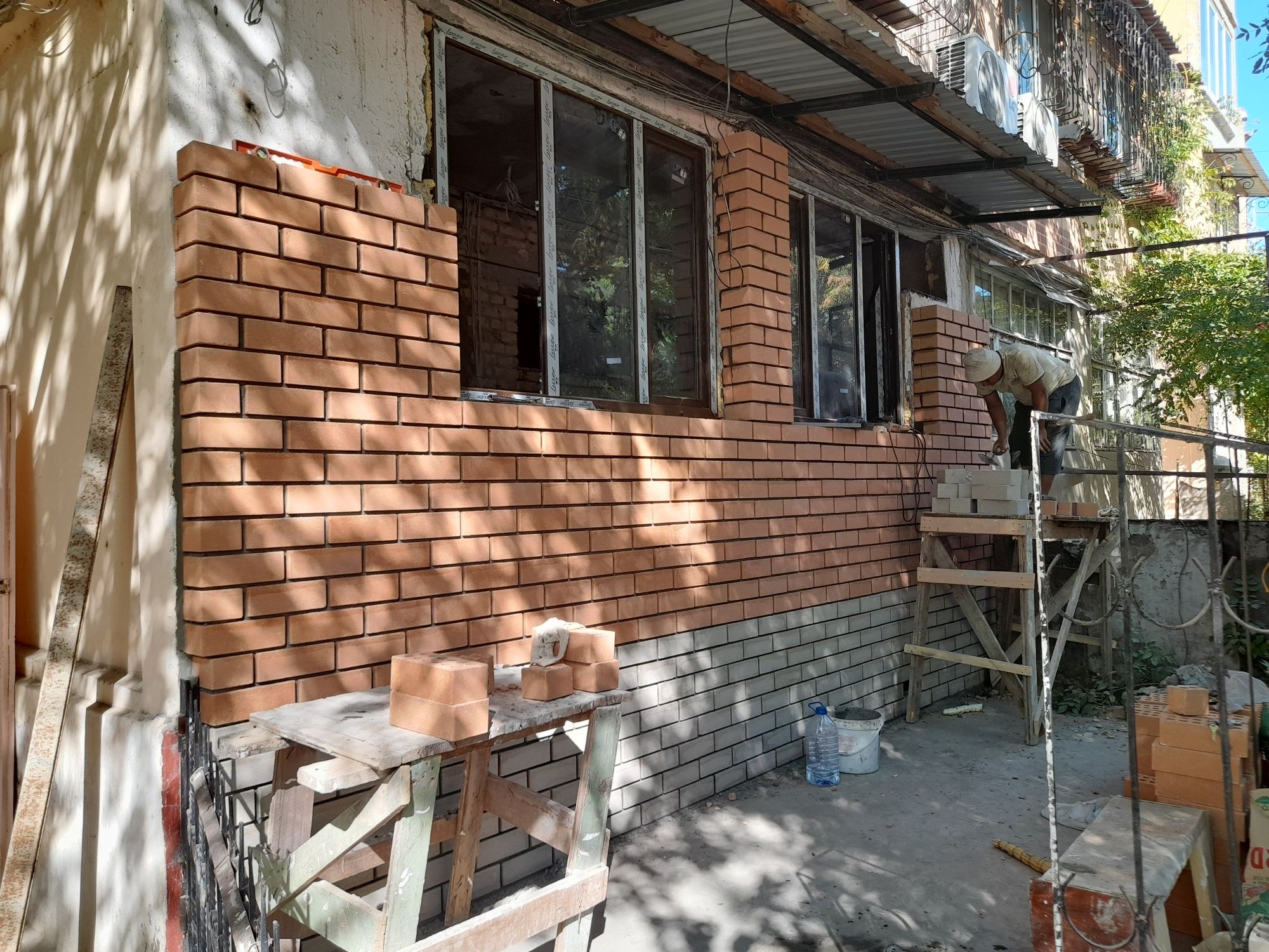 Кладка кирпича балконов установка рам решотки козерог