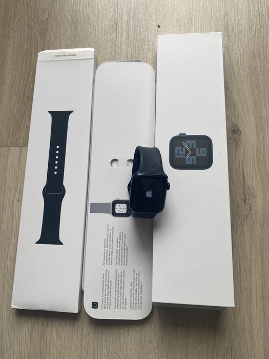 Apple Watch SE 2 (2024) 40mm – Отлично състояние, комплект