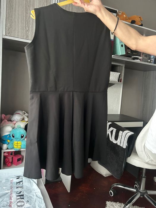 Черна рокля със сърце от камъчета