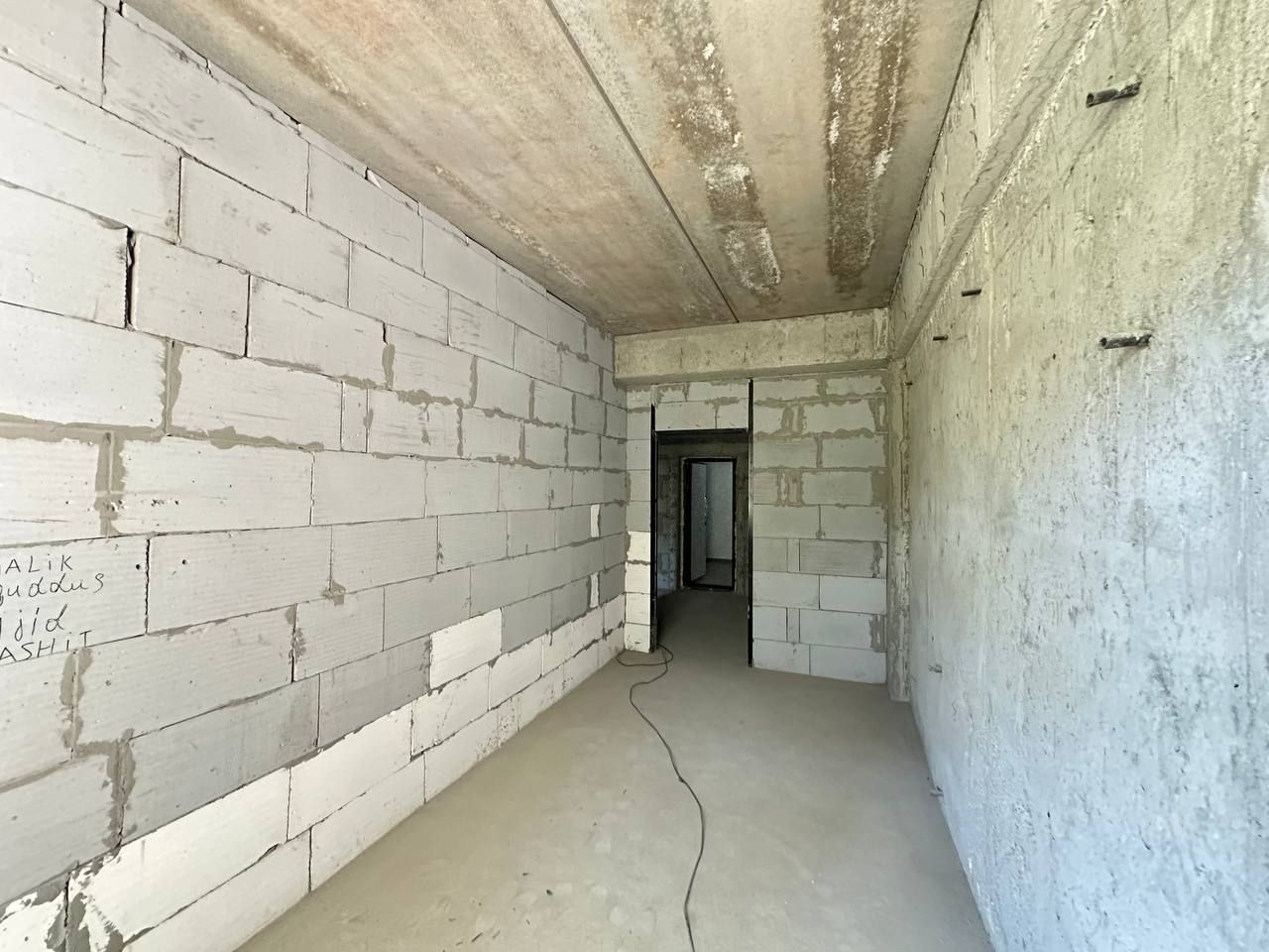 Срочно накдга сотилади Сергели Лучшие 1. 1 хона 42м². Каробка