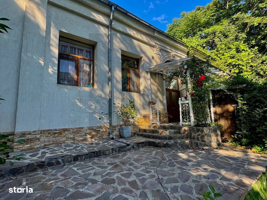 Spre Vânzare Proprietate remarcabilă cu 6 camere în inima Iașului !