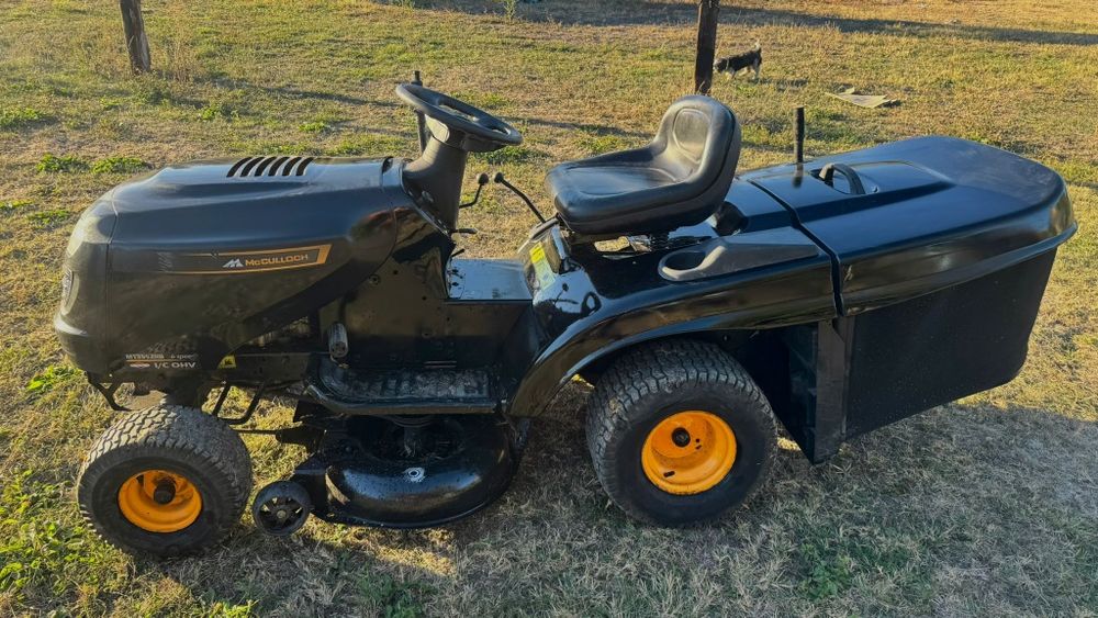 Tractoras  de tuns iarba și gazon