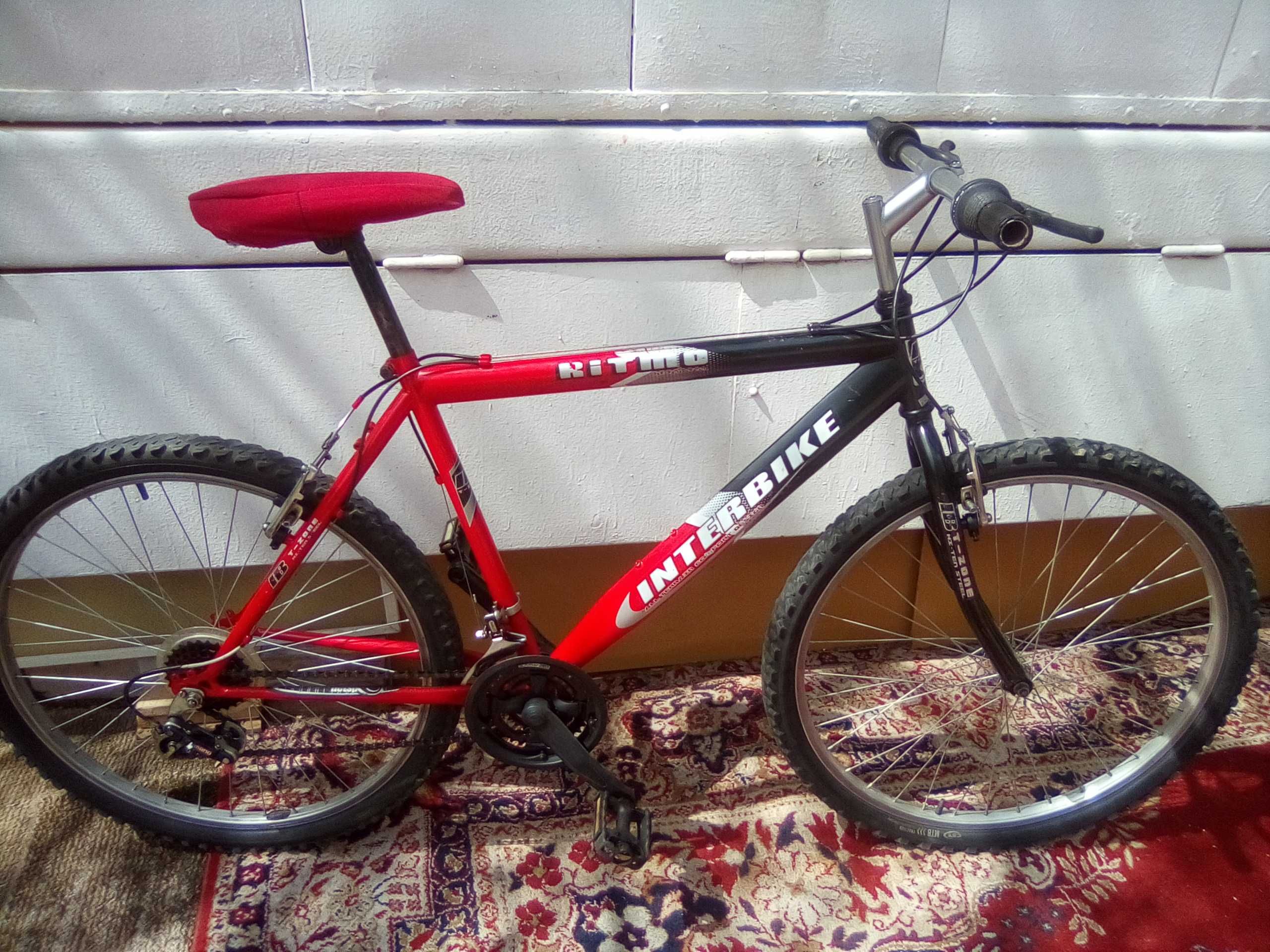 Черно червен велосипед INERBIKE
