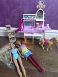 Barbie cabinet veterinar si coafor.